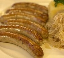 瑞士风味烤肠配土豆泥沙拉菜