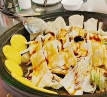 Flower-shaped steamed bun