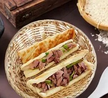 Braised pork with flatbread