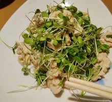 豆苗拌桃仁