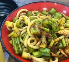 Stir-fried Rice Noodles with Celery and Chicken