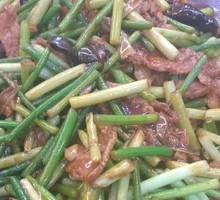 Stir-fried garlic shoots with pork
