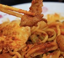 Red Tomato Chicken Stir-Fried Noodles