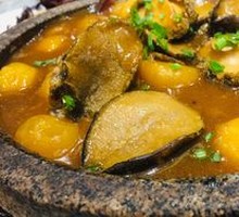 Braised Abalone with Mini Potatoes in Stone Pot