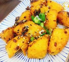 Street-style Crispy Potato with Spicy Sauce