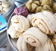Flower-shaped steamed bun