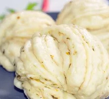 Flower-shaped steamed bun