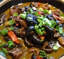 Stewed Chicken with Mushrooms in Clay Pot