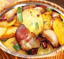 Potato and Preserved Pork in Wooden Bucket Rice