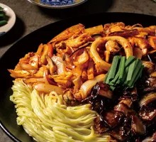 Large Seafood Fried Noodles with Whole Squid