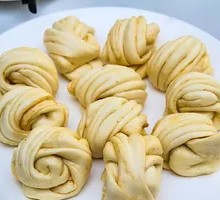 Flower-shaped steamed bun