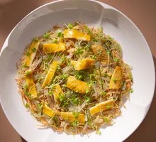 Four Ming Mountain Free-range Chicken with Fragrant Taro Strips Mixed with Jellyfish Slivers