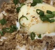 Warm Egg Pickle Beef Bowl