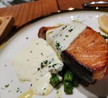 Pan-Seared Salmon with Seasonal Vegetables and Creamy Lemon