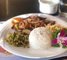 Bell Pepper Beef Rice in Wooden Bucket