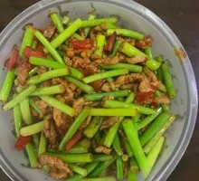 Stir-fried garlic shoots with pork