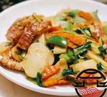 Stir-Fried Rice Noodles with Seafood