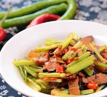 Stir-fried celery with tofu and pork