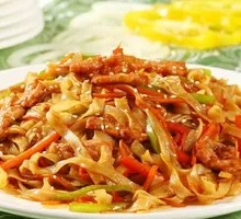 Hong Kong Style Beef and Rice Noodles Stir-Fry