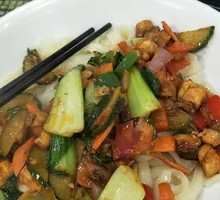红烧鸡块盖浇面