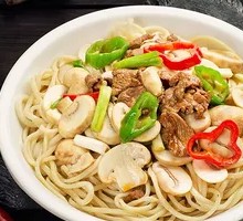 Stir-Fried Beef and Mushroom Noodles