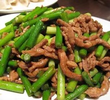 Braised Garlic Shoots with Tofu Skin and Pork Strips