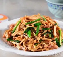 Green Pepper and Tofu Skin Stir-Fry with Pork Strips