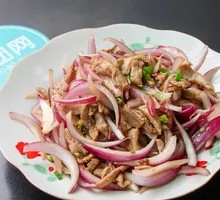 Onion and Pork Fillet Wooden Bucket Rice