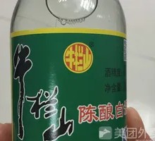 Niu Lanshan Baijiu Serving
