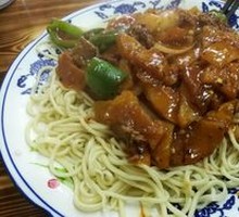 土豆烧牛肉盖浇面