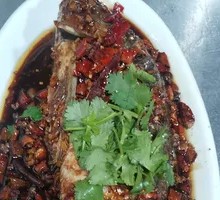 蒜爆鲤鱼