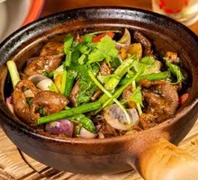 Black Pepper Beef in Clay Pot