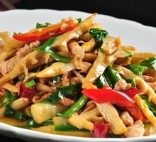 Bamboo Shoots Stir-Fried with Pork over Rice