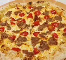Spicy Beef and Tomato Pizza