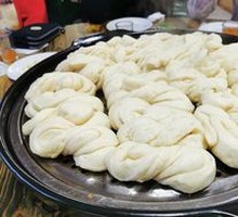 Flower-shaped steamed bun
