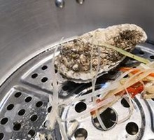 Garlic Steamed Oysters with Rice Noodles