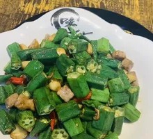 Beef Cubes Stir-fried with Okra
