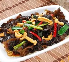White Cloud Mushroom and Wood Ear Mushroom Stir-fry