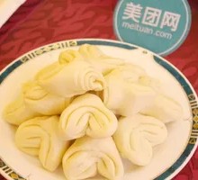 Flower-shaped steamed bun