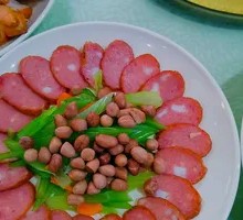 Red Sausage with Celery and Peanuts