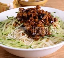 Beijing-style Pork Shreds Noodles with Sauce