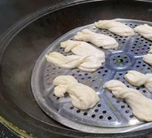 Flower-shaped steamed bun