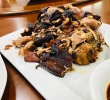 Board-Plated Pork Shank