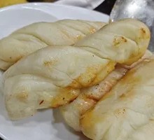 Dipping Steamed Bun