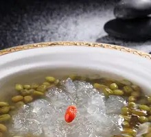 Cooling and Detoxifying Mung Bean and Tremella Porridge