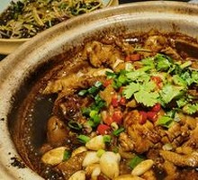 Braised Pork Knuckle in Clay Pot