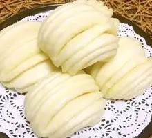 Flower-shaped steamed bun
