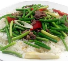 蒜薹肉丝盖饭