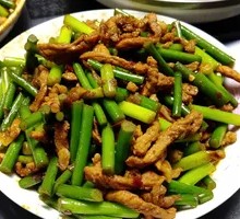 蒜苔炒肉盖浇面