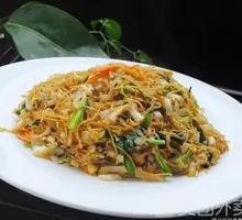 Egg and Pork Stir-Fried Rice Noodles